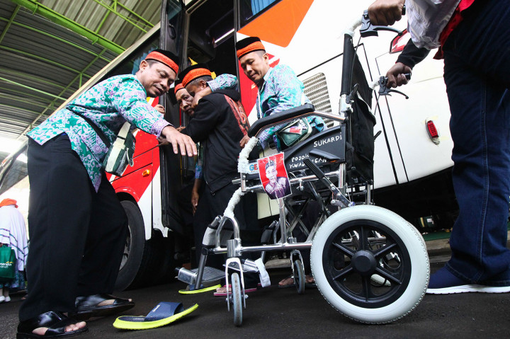 Rombongan kloter 1 berasal dari Magetan, Jawa Timur berjumlah 445 orang, sedangkan kloter 2 rombongan dari Ngawi 315 orang, Ponorogo 62 orang, dan Surabaya 68 orang.