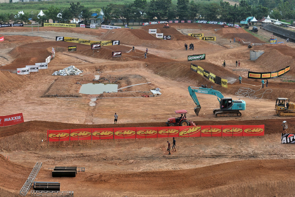 Sejumlah pekerja mempersiapkan trek sirkuit Motor Cross Grand Prix (MXGP) di Jakabaring Palembang, Sumsel. Antara Foto/Feny Selly