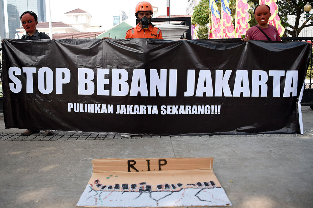 Sejumlah aktivis Wahana Lingkungan Hidup Indonesia (Walhi) DKI Jakarta menggelar unjuk rasa di depan Gedung Balai Kota, Jakarta, Jumat, 5 Juli 2019.