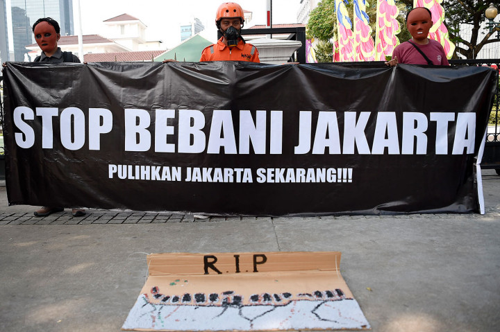 Sejumlah aktivis Wahana Lingkungan Hidup Indonesia (Walhi) DKI Jakarta menggelar unjuk rasa di depan Gedung Balai Kota, Jakarta, Jumat, 5 Juli 2019.