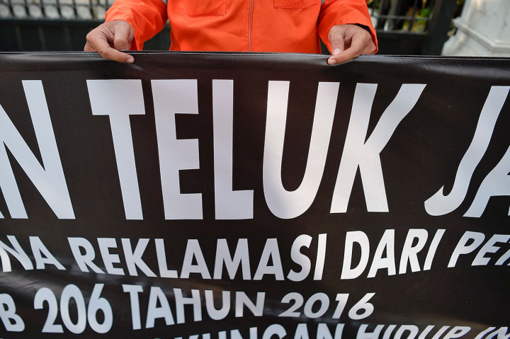 Walhi menilai sikap dan pilihan Gubernur DKI Jakarta Anies Baswedan yang terus beralasan dalam pemberian IMB di kawasan reklamasi teluk Jakarta akan membawa preseden buruk bagi masa depan lingkungan hidup Jakarta.