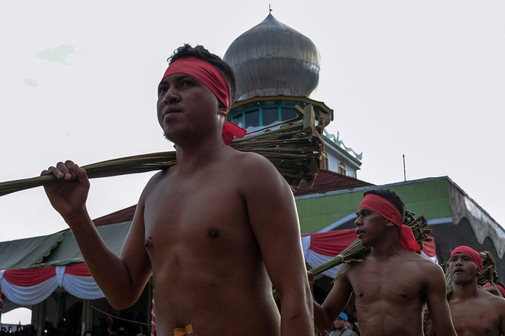 Pukul Manyapu atau Baku Pukul Manyapu merupakan atraksi unik dari Maluku Tengah yang biasanya dipentaskan di Desa Mamala dan Desa Morella, Kecamatan Leihitu, Maluku Tengah. Berlangsung setiap 7 Syawal (penanggalan Islam) dan telah berlangsung dari abad XVII yang diciptakan seorang tokoh agama Islam dari Maluku bernama Imam Tuni.