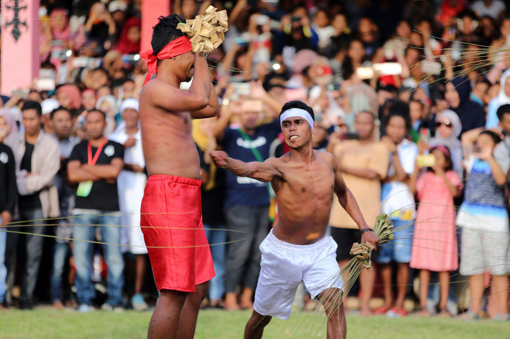 Ukuwala Mahiate diikuti 20 peserta dari kedua desa yang saling berhadapan dengan memegang sapu lidi di kedua tangan. Kedua kelompok mulai saling mengayunkan lidi saat suling mulai ditiup. Hingga akhir pertandingan tidak nampak rasa sakit yang dirasakan.