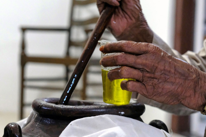 Ketika pertempuran selesai, pemuda kedua desa tersebut menggobati lukanya dengan menggunakan getah pohon jarak. Ada juga yang mengoleskan minyak 'nyualaing matetu' (minyak tasala) yang mujarab untuk mengobati patah tulang dan luka memar. Dalam beberapa minggu luka-luka ini akan sembuh tanpa berbekas.