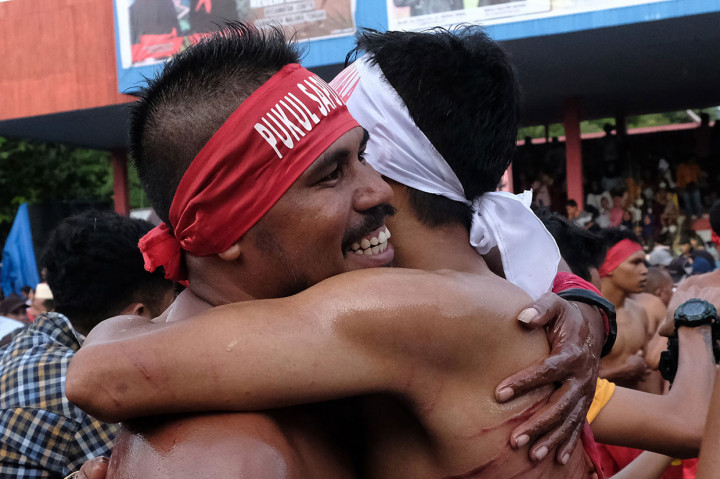 Namun, ada cerita yang juga berkembang bahwa asal tradisi itu berawal dari sejarah masyarakat di Maluku Tengah saat bertempur mempertahankan Benteng Kapapaha dari serbuan Penjajah meskipun perjuangan mereka gagal dan Benteng Kapapaha tetap jatuh ke tangan penjajah yang dipimpin oleh Kapiten Telukabessy. Untuk menandai kekalahannya, pasukan Telukabessy mengambil lidi enau dan saling mencambuk hingga berdarah.