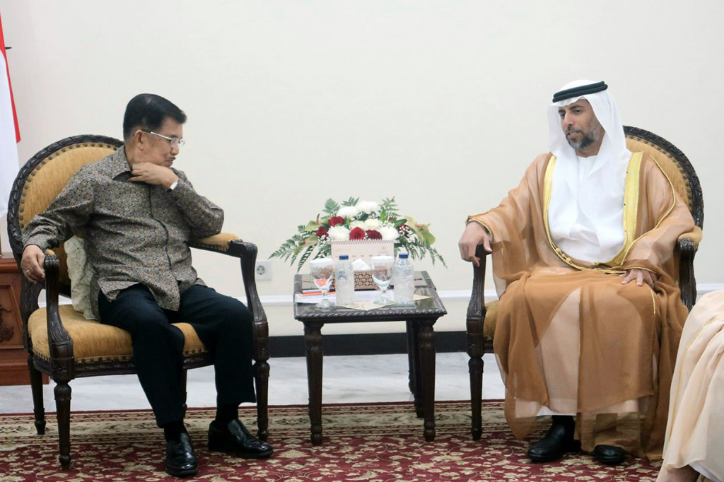 Wakil Presiden Jusuf Kalla berbicang dengan Menteri Energi dan Industri Uni Emirat Arab, Suhail Mohamed Al Mazrouei di Kantor Wapres, Jakarta, Jumat, 5 Juli 2019.