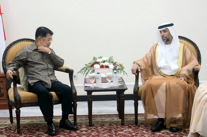 Wakil Presiden Jusuf Kalla berbicang dengan Menteri Energi dan Industri Uni Emirat Arab, Suhail Mohamed Al Mazrouei di Kantor Wapres, Jakarta, Jumat, 5 Juli 2019.
