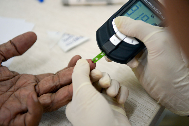 Calon penumpang LRT mengikuti layanan kesehatan gratis di stasiun LRT Jakarta Velodrome, Rawamangun, Jakarta, Jumat, 5 Juli 2019. 