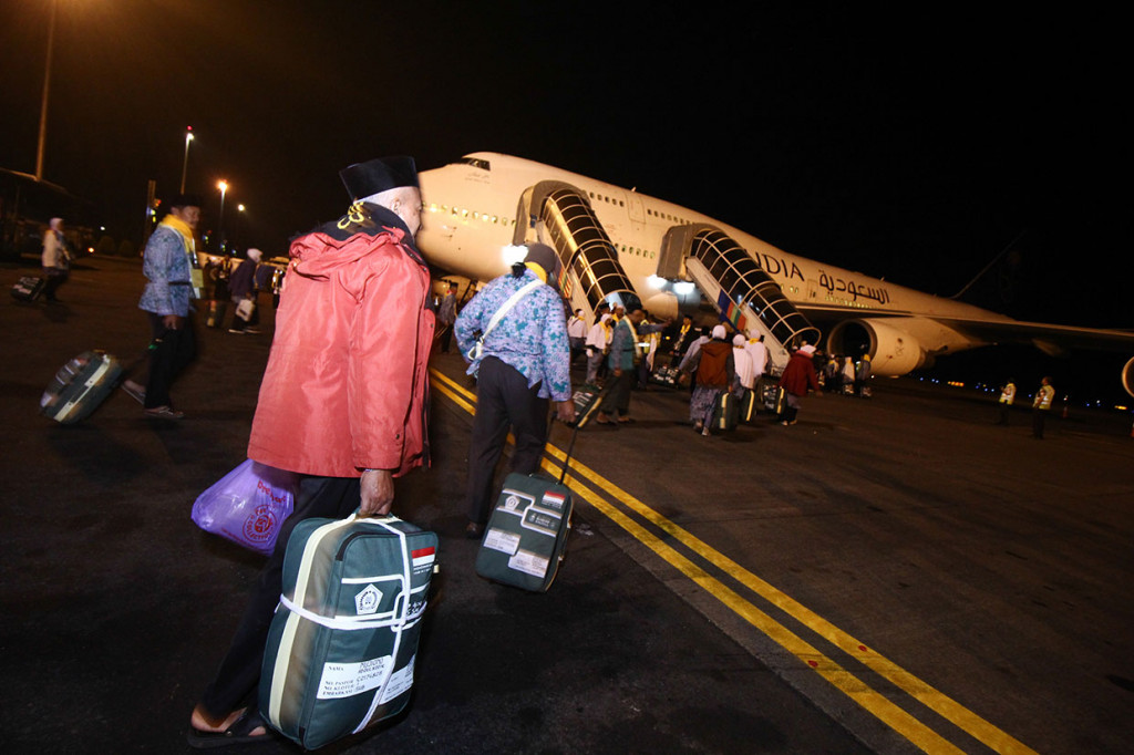 Para jemaah naik pesawat Saudi Arabian Airlines bernomor penerbangan SV 5003 dengan  pesawat tipe Boeing 747-400. Pesawat berangkat dari Bandara Juanda pukul 03.15 WIB tujuan Madinah.