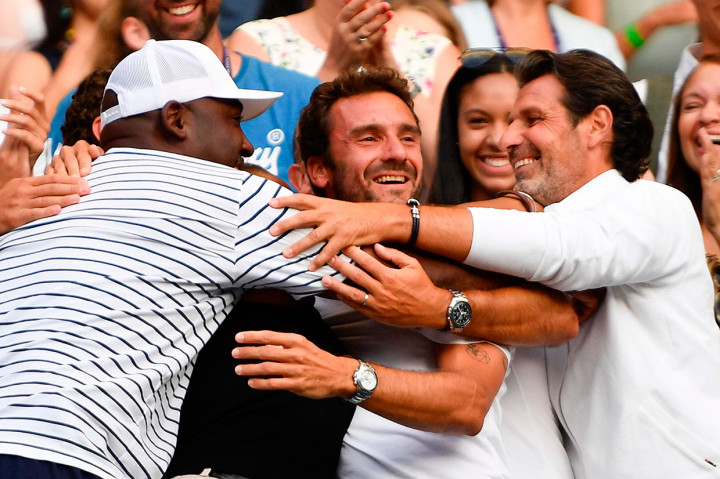 Keberhasilan tersebut disambut gembira ayah dan ibu Gauff, Corey (kiri) dan Candi (kedua kiri) serta pelatih tenis asal Prancis Jean-Christophe Faurel (kedua) dan pelatih Patrick Mouratoglou.