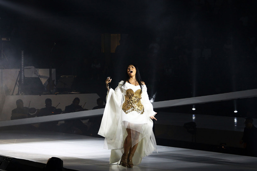 Anggun membuka konser dengan menyanyikan lagu 'No Promises'. Anggun kemudian melantunkan 'Snow on Sahara', dan beberapa lagu lainnya di antaranya 'Yang Kutunggu', 'Bayang-Bayang Ilusi', 'Mimpi', 'Takut', 'Kembali', Mantra', dan 'Tua Tua Keladi'.