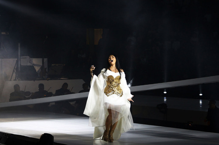 Anggun membuka konser dengan menyanyikan lagu 'No Promises'. Anggun kemudian melantunkan 'Snow on Sahara', dan beberapa lagu lainnya di antaranya 'Yang Kutunggu', 'Bayang-Bayang Ilusi', 'Mimpi', 'Takut', 'Kembali', Mantra', dan 'Tua Tua Keladi'.