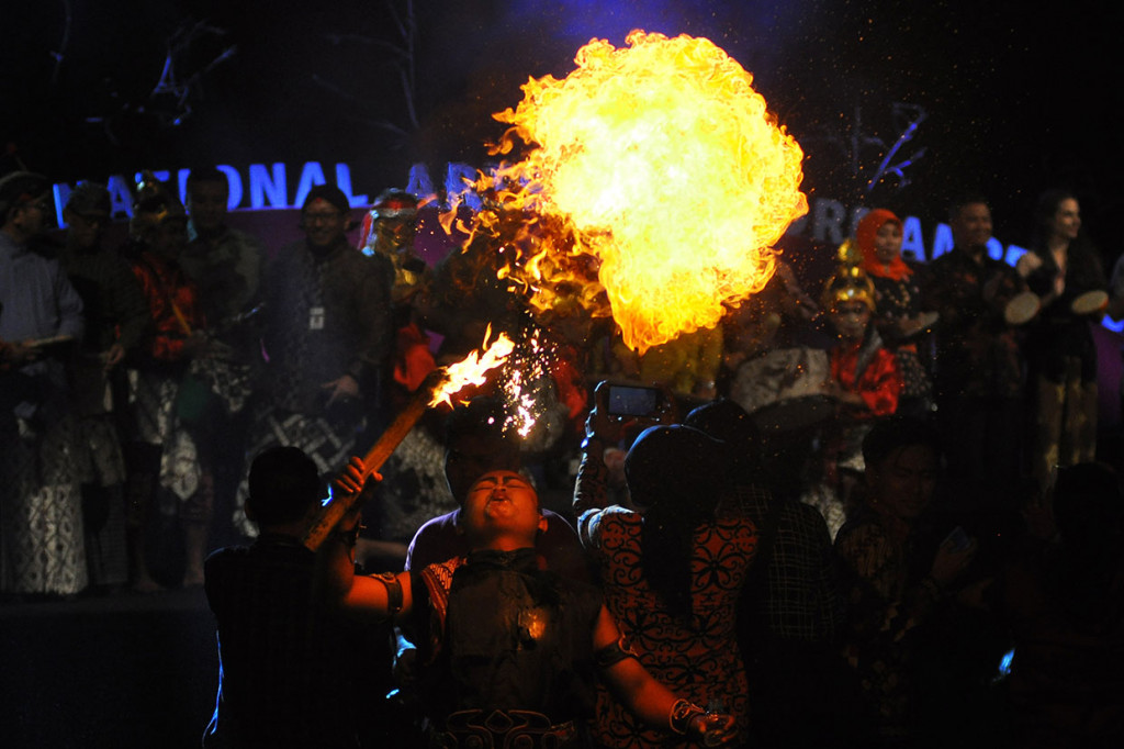Peserta melakukan atraksi sembur api pada pagelaran Borobudur International Art and Performance Festival 2019 di taman Lumbini komplek Taman Wisata Candi (TWC) Borobudur, Magelang, Jawa Tengah, Jumat, 5 Juli 2019 malam.
