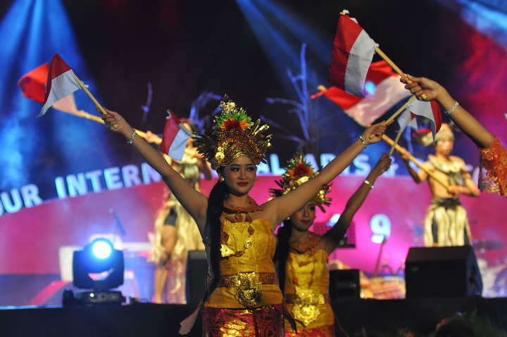 Gelaran seni budaya bertaraf internasional tersebut mengusung tema 'Diversity In Harmony' sebagai upaya mempererat persahabatan antar bangsa melalui pariwisata dan budaya dengan mengkolaborasikan pertunjukan seni budaya lokal dan internasional.