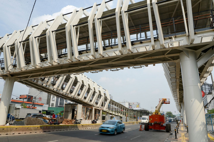 Pekerja menyelesaikan pembangunan jembatan penyeberangan orang (JPO) di Jalan Pemuda, Rawamangun, Jakarta, Jumat, 5 Juli 2019.