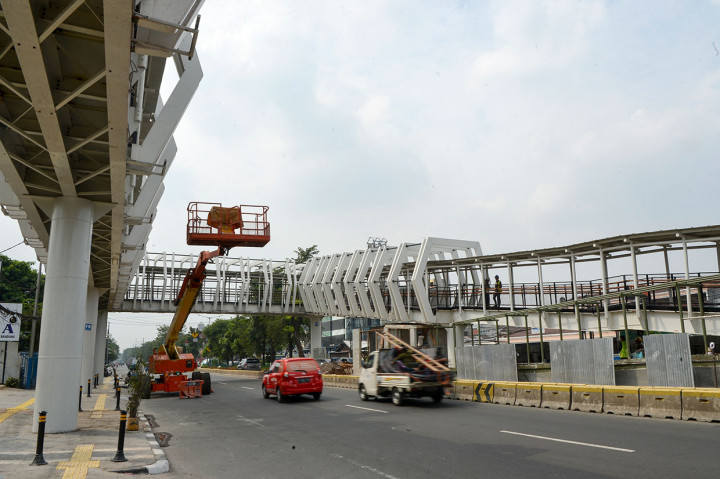 Pembangunan jembatan yang menghubungkan Stasiun LRT Velodrome dan Halte TransJakarta Pemuda tersebut telah mencapai 98 persen dan ditargetkan akan rampung akhir bulan ini.