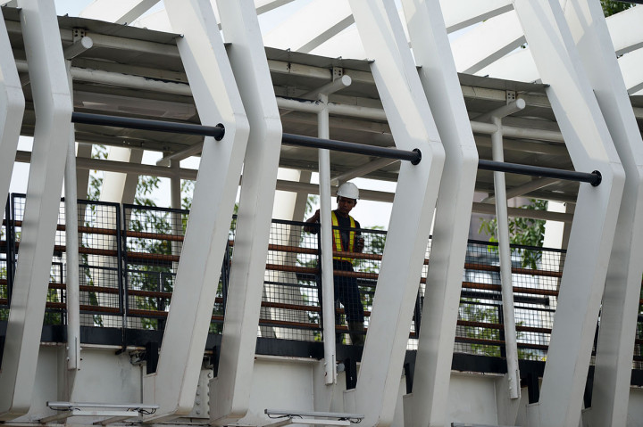 JPO tersebut dibangun untuk mendukung konsep integrasi angkutan massal antara LRT dengan bus TransJakarta.
