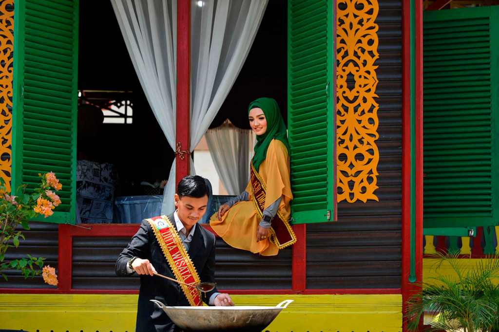 Duta wisata Aceh Timur Ichsan Kelda dan Lia Arjuni mempersiapkan masakan tradisional Kuah Beulangong di Anjungan Rumah Makan Kabupaten Aceh Timur, Aceh pada kegiatan Aceh Culinary Festival 2019 di Taman Ratu Safiatuddin, Banda Aceh, Aceh, Sabtu, 6 Juli 2019.