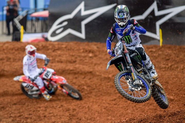 Crosser Prancis Romain Febvre (kanan) Monster Energy Yamaha Factory MXGP dan crosser Belgia Jeremy Van Horebeek dari tim Honda SR Motoblouz memacu motornya saat sesi latihan bebas pada seri kejuaraan dunia Motocross Grand Prix MXGP 2019 di Sirkuit OPI Mall, Palembang, Sumatera Selatan, Sabtu, 6 Juli 2019. 