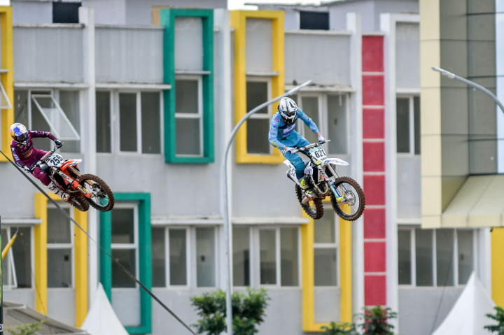 Aksi crosser Estonia Andero Lusbo (kanan) dari tim A1M Husqvarna dan crosser Belanda Glenn Coldenhoff dari tim Standing Construct KTM saat sesi latihan bebas pada seri kejuaraan dunia Motocross Grand Prix MXGP 2019 di Sirkuit OPI Mall, Palembang.