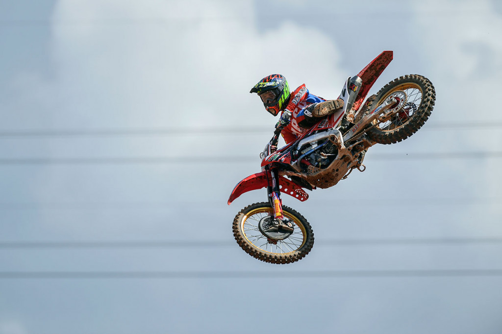 Crosser Prancis Mathys Boisrame dari tim Honda Redmoto Assomotor menunjukkan kebolehannya saat sesi latihan bebas pada seri kejuaraan dunia Motocross Grand Prix MXGP 2019 di Sirkuit OPI Mall, Palembang.