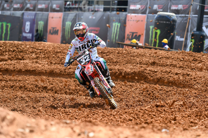 Crosser Belgia Brent Van Doninck dari tim Honda Redmoto Assomotor melahap trek Sirkuit OPI Mall, Palembang. 