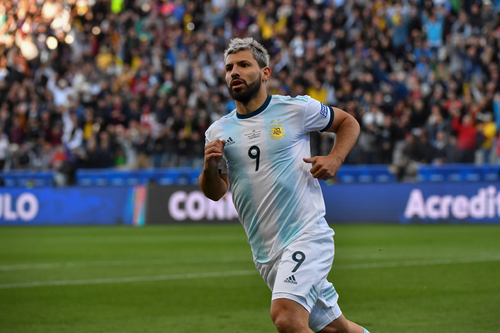 Argentina mampu mengungguli Chile saat laga baru berjalan 12 menit. Aguero melesakkan gol usai memanfaatkan umpan Lionel Messi. Afp Photo/Nelson Almeida