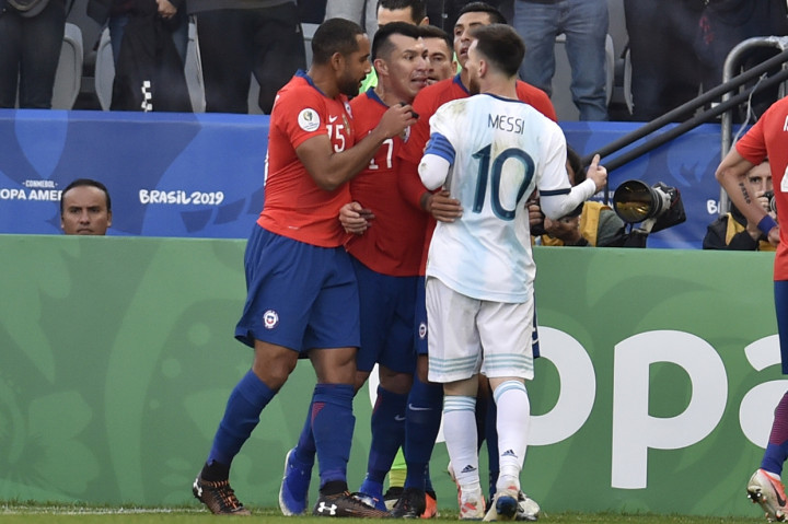 Ketegangan terjadi di menit ke-37. Messi dan Medel cekcok di kotak penalti Chile. Keduanya saling dorong-dorongan setelah bola keluar lapangan dan tampak ada perang kata-kata. Afp Photo/Douglas Magno