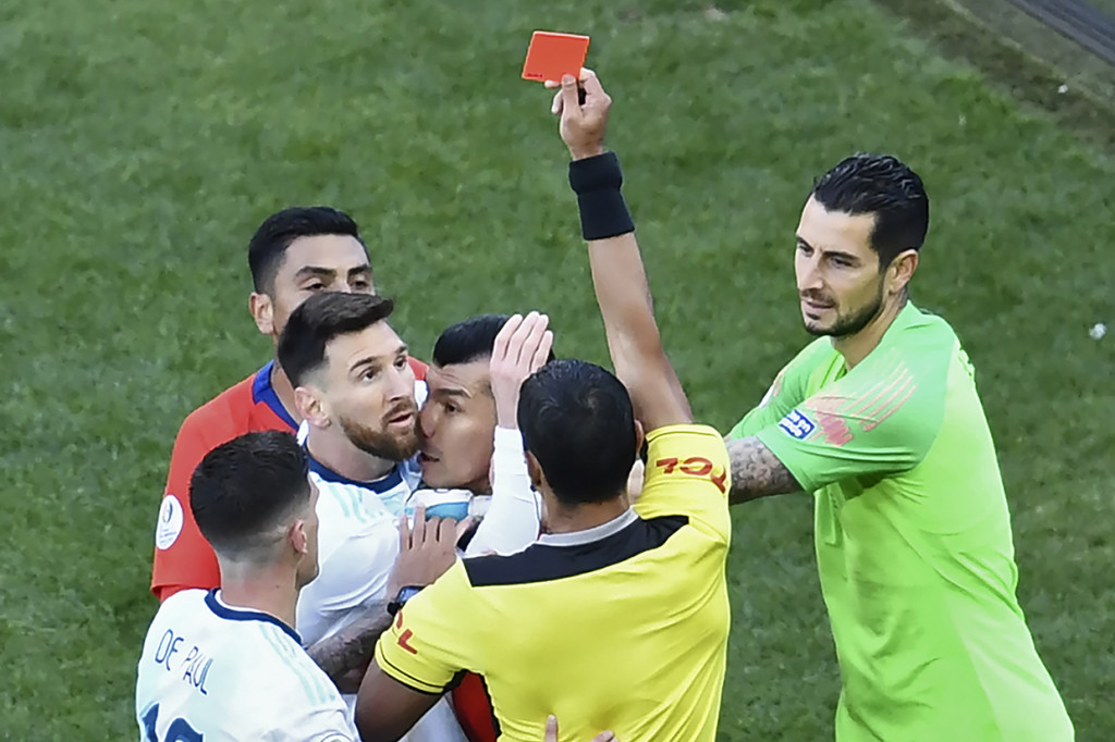 Wasit Mario Diaz de Vivar langsung melayangkan kartu merah langsung untuk kedua pemain itu. Protes pun sempat terjadi dan wasit mencoba meninjaunya lagi lewat VAR, tetapi keputusan tersebut bulat ditetapkan. Afp Photo/Evaristo SA