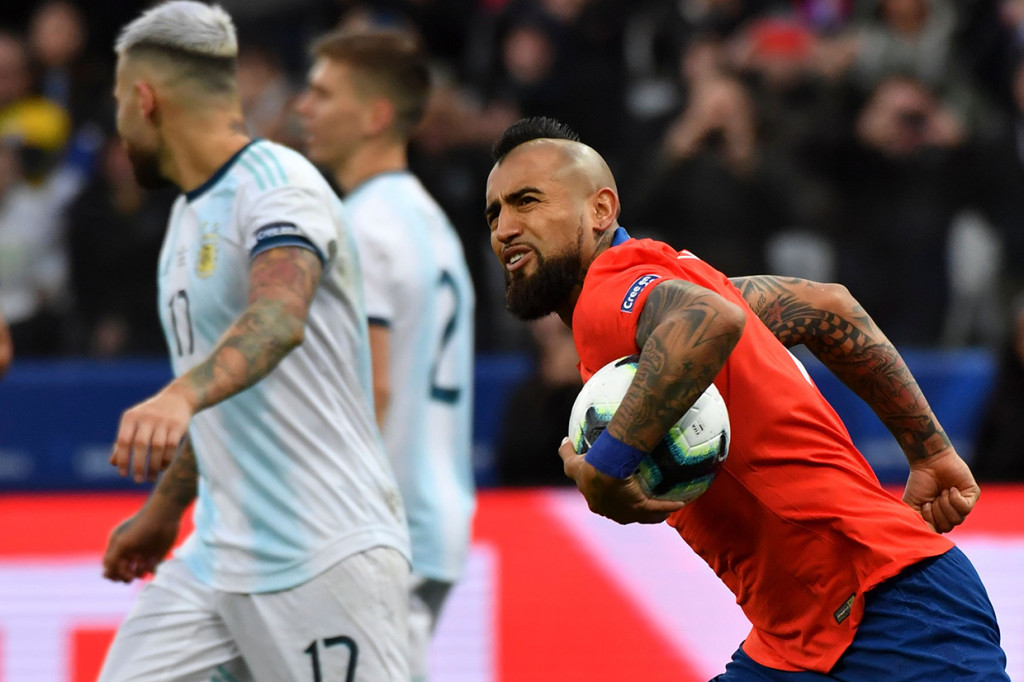 Chile mendapat hadiah penalti di menit ke-59 setelah Lo Celso melanggar Charles Aranguiz. Vidal maju sebagai eksekutor dan berhasil memperkecil ketertinggalan menjadi 1-2. Afp Photo/Nelson Almeida