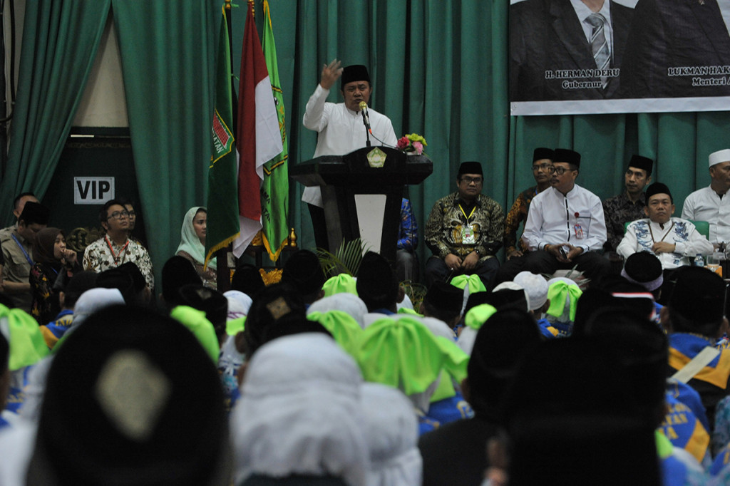 Gubernur Sumatera Selatan Herman Deru memberikan arahan ke Sejumlah Jamaah Calon Haji (JCH) kloter pertama embarkasi Palembang pada pelepasan keberangkatan Jamaah di Asrama haji Palembang, Sumsel.