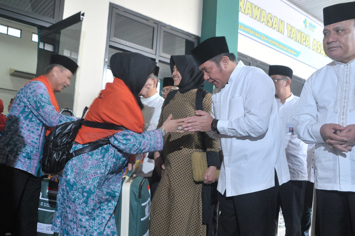 Gubernur Sumatera Selatan Herman Deru Jamaah Calon Haji (JCH) kloter pertama embarkasi Palembang di Asrama haji Palembang, Sumsel.