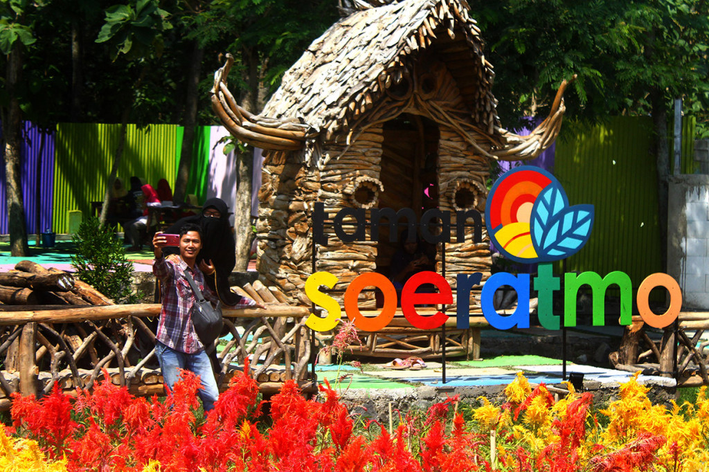 Wisatawan melakukan swafoto di Taman Bunga Soeratmo, Ngale, Ngawi, Jawa Timur.