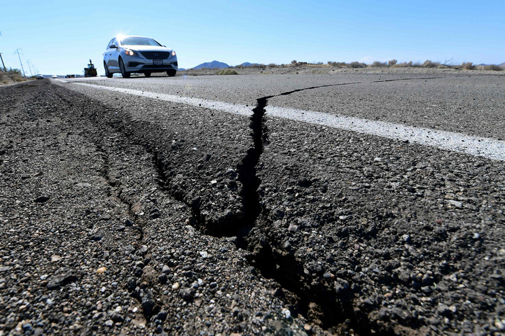 Sejumlah kerusakan jalan akibat gempa bermagnitudo 7,1 di California Selatan. Afp Photo/Frederic J. Brown