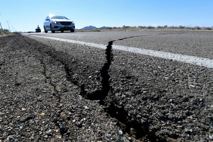 Sejumlah kerusakan jalan akibat gempa bermagnitudo 7,1 di California Selatan. Afp Photo/Frederic J. Brown