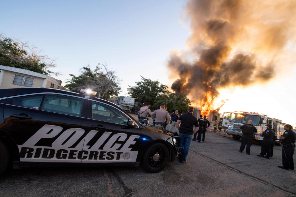 Gempa juga memicu kebakaran di sejumlah titik serta beberapa orang cedera; menurut pihak berwenang dan warga setempat. Afp Photo/Robyn Beck