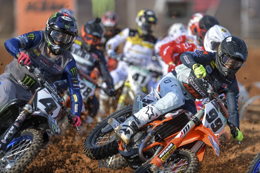 Sejumlah crosser memacu motornya pada balapan seri Palembang kejuaraan dunia Motocross Grand Prix MXGP 2019 di Sirkuit OPI Mall, Palembang, Sumatera Selatan.