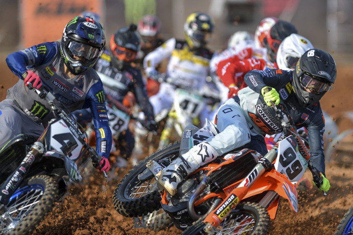 Sejumlah crosser memacu motornya pada balapan seri Palembang kejuaraan dunia Motocross Grand Prix MXGP 2019 di Sirkuit OPI Mall, Palembang, Sumatera Selatan.