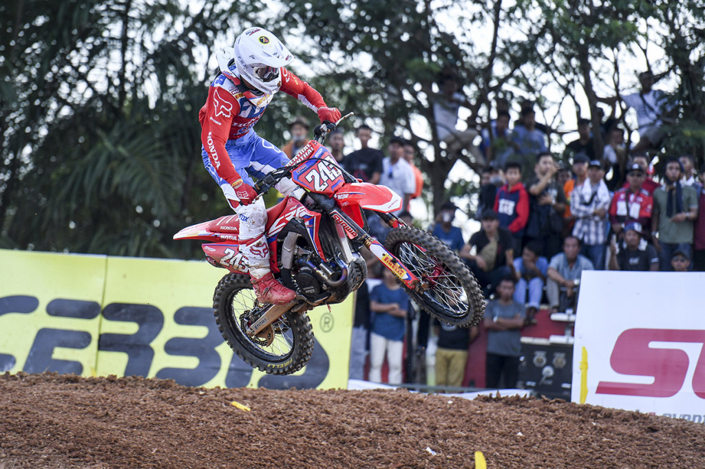 Crosser asal Slovenia Tim Gajser dari HRC Team memacu sepeda motornya pada balapan seri Palembang kejuaraan dunia Motocross Grand Prix MXGP 2019 di Sirkuit OPI Mall, Palembang, Sumatera Selatan.