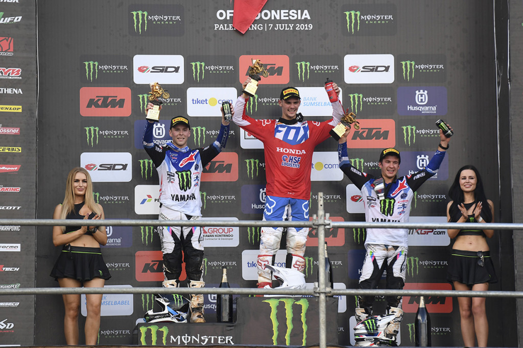 Crosser HRC Team Tim Gajser (tengah) bersama dua crosser Monster Energy Yamaha Factory MXGP Team Romain Febvre (kedua kiri) dan Jeremy Seewer (kedua kanan) menunjukan trofi di podium usai balapan seri Palembang kejuaraan dunia Motocross Grand Prix MXGP 2019 di Sirkuit OPI Mall, Palembang, Sumatera Selatan.