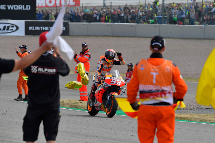 Pembalap Repsol Honda itu menyelesaikan balapan yang berlangsung 30 lap dalam waktu 41 menit 08,276 detik.