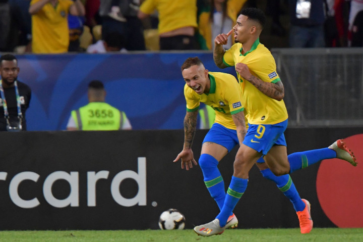 Tuan rumah Brasil unggul 2-1 di babak pertama. Everton Ribeiro membuka keunggulan di menit ke-15 berkat umpan silang Gabriel Jesus. Afp Photo/Luis Acosta