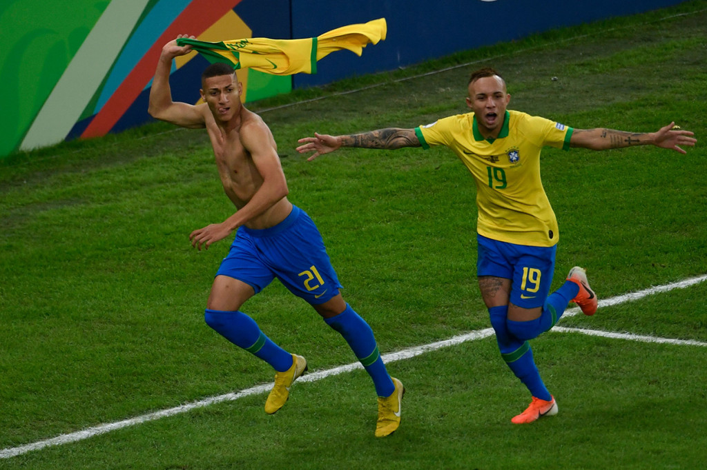 Pemain Brasil Richarlison melakukan selebrasi usai mencetak gol lewat penalti ke gawang Peru. Afp Photo/Mauro Pimentel