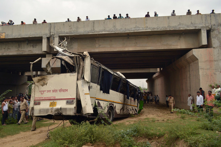 Bus tersebut membawa sekitar 50 orang dari New Delhi. Kecelakaan ini terjadi di ruas jalan tol sibuk Yamuna yang ada di wilayah Agra, sekitar pukul 04.15 pagi waktu setempat.