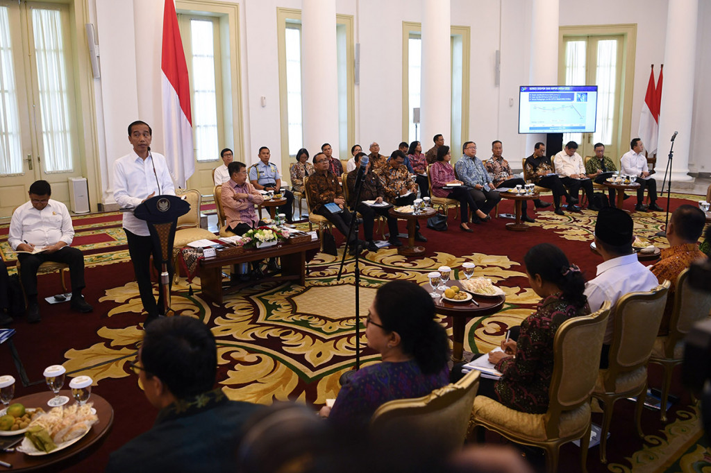 Secara khusus, pesan tersebut ditujukan Jokowi kepada Menteri Badan Usaha Milik Negara (BUMN) Rini Soemarno dan Menteri Energi dan Sumber Daya Mineral (ESDM) Ignasius Jonan.