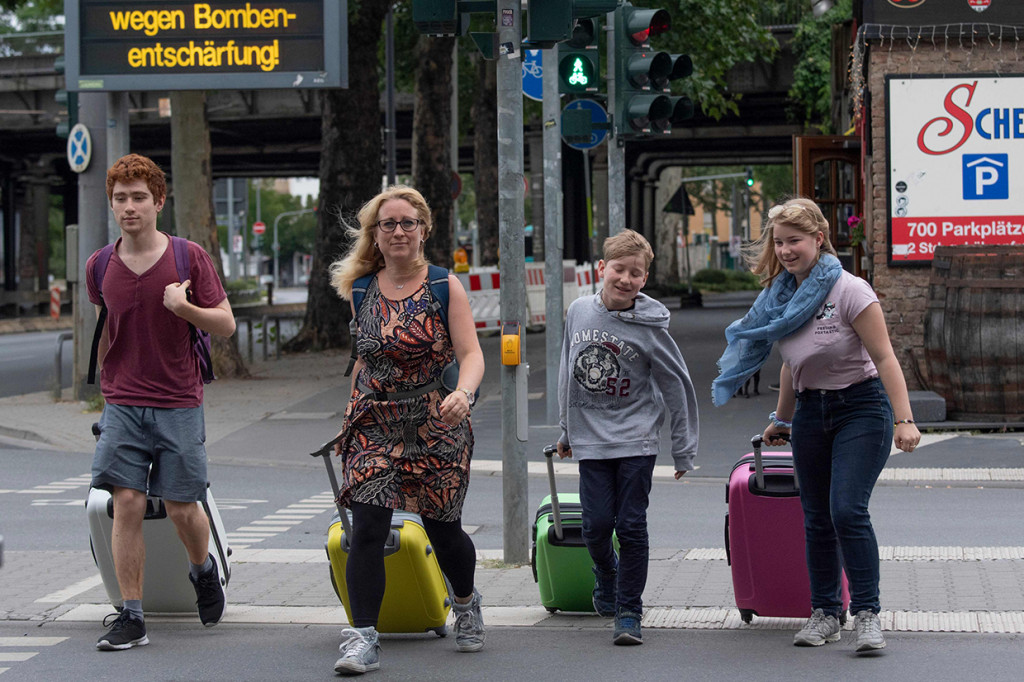 Sebagai antisipasi, otoritas setempat memberlakukan zona evakuasi dengan radius 1 kilometer dari lokasi temuan bom bekas PD II itu. Sedikitnya ada 16 ribu warga yang tinggal di dalam zona evakuasi.