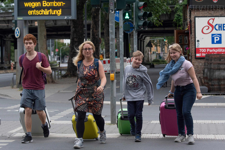 Sebagai antisipasi, otoritas setempat memberlakukan zona evakuasi dengan radius 1 kilometer dari lokasi temuan bom bekas PD II itu. Sedikitnya ada 16 ribu warga yang tinggal di dalam zona evakuasi.