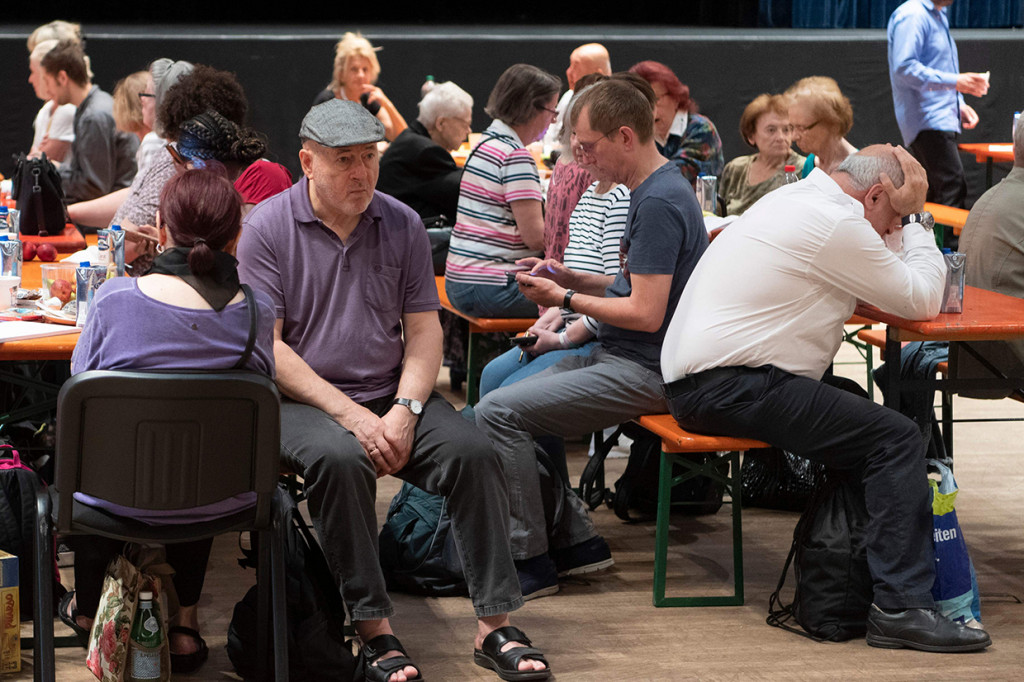 Orang-orang yang dievakuasi menunggu di titik pengumpulan Palang Merah selama operasi untuk menjinakkan bom. Pada Minggu sore waktu setempat, otoritas Frankfurt menyatakan bom bekas PD II ini berhasil dijinakkan. 
