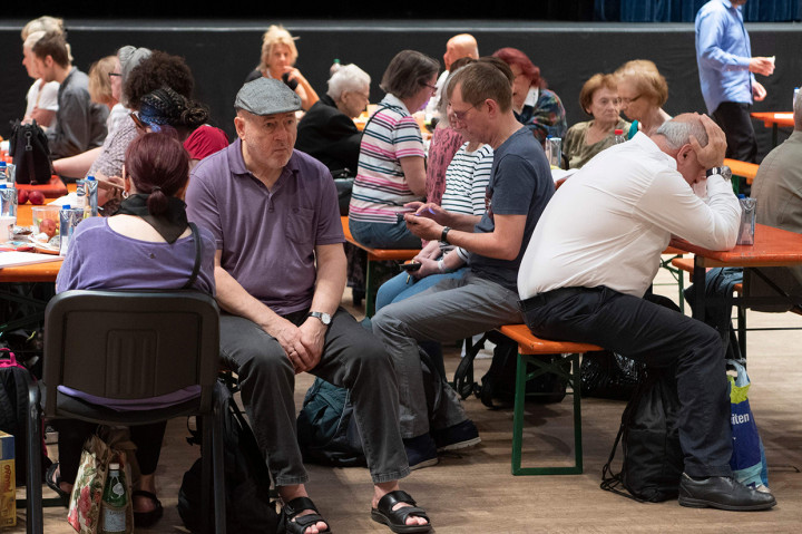 Orang-orang yang dievakuasi menunggu di titik pengumpulan Palang Merah selama operasi untuk menjinakkan bom. Pada Minggu sore waktu setempat, otoritas Frankfurt menyatakan bom bekas PD II ini berhasil dijinakkan. 
