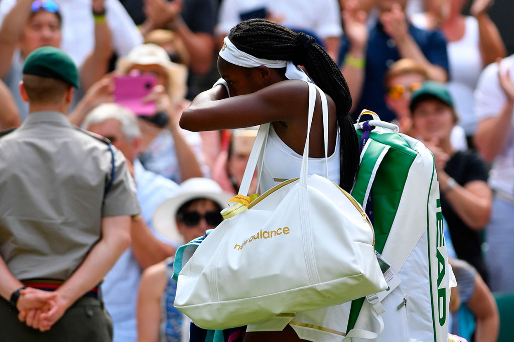 Cori Gauff meninggalkan lapangan usai dikalahkan Simona Halep di babak 16 besar Wimbledon, Senin, 8 Juli 2019 waktu setempat.